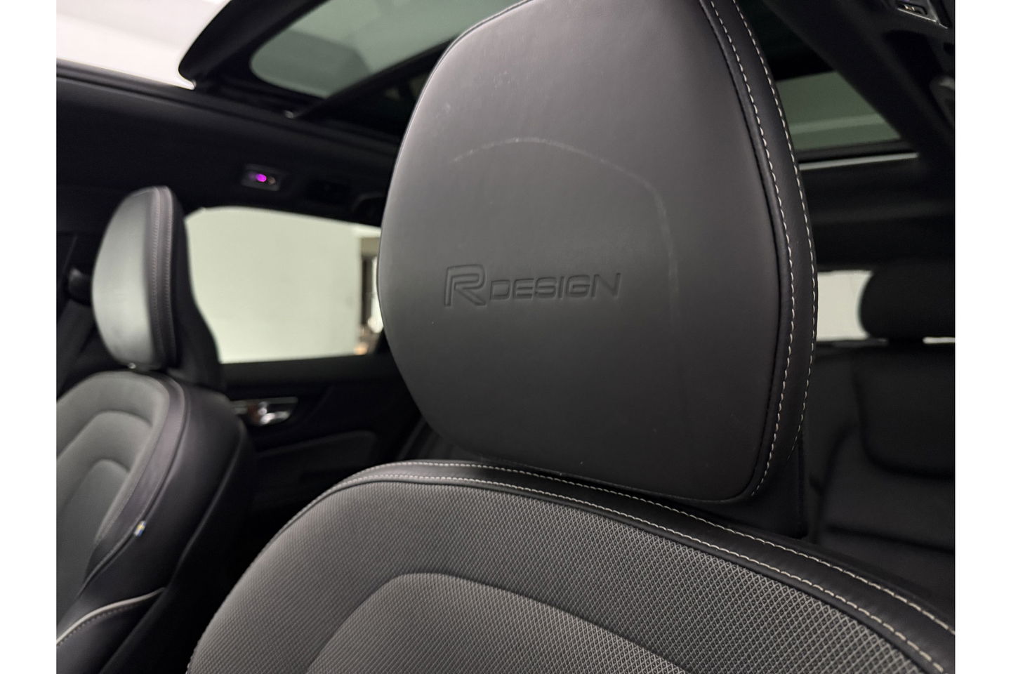 Volvo V60 2.0 T8 Twin Engine AWD R-Design 392PK Pano LED Virtual Trekhaak Memory Carplay Head-up Display Clima Cruise Navi PDC 19''LMV