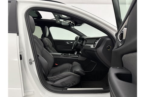 Volvo V60 2.0 T8 Twin Engine AWD R-Design 392PK Pano LED Virtual Trekhaak Memory Carplay Head-up Display Clima Cruise Navi PDC 19''LMV