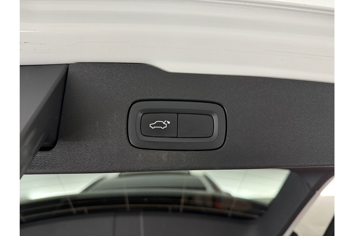 Volvo V60 2.0 T8 Twin Engine AWD R-Design 392PK Pano LED Virtual Trekhaak Memory Carplay Head-up Display Clima Cruise Navi PDC 19''LMV