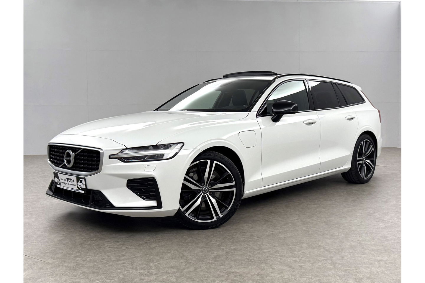 Volvo V60 2.0 T8 Twin Engine AWD R-Design 392PK Pano LED Virtual Trekhaak Memory Carplay Head-up Display Clima Cruise Navi PDC 19''LMV