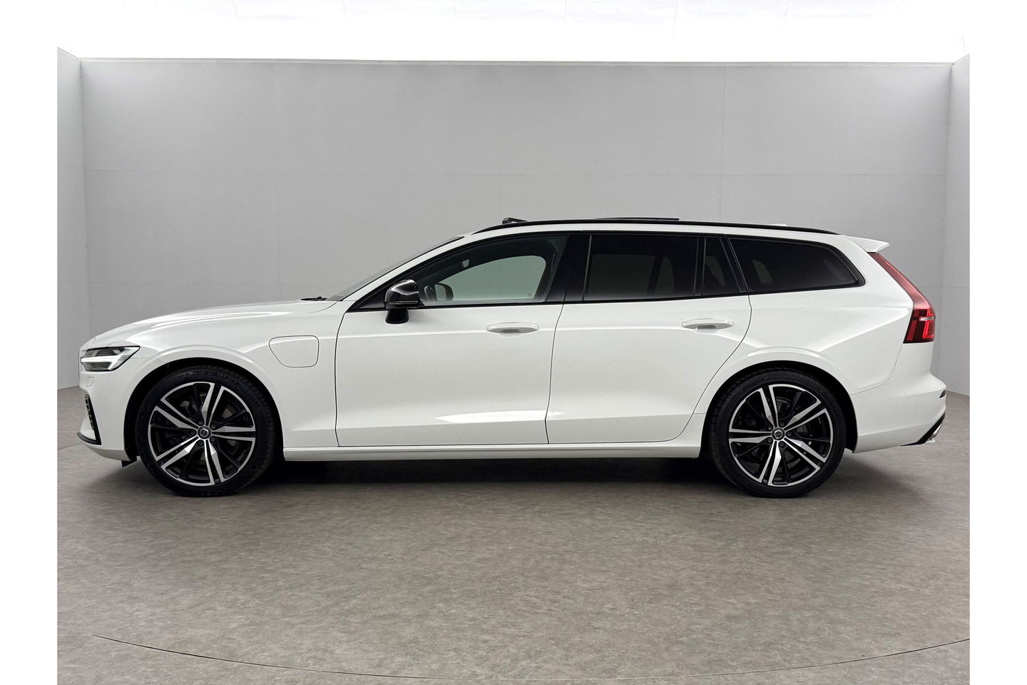Volvo V60 2.0 T8 Twin Engine AWD R-Design 392PK Pano LED Virtual Trekhaak Memory Carplay Head-up Display Clima Cruise Navi PDC 19''LMV