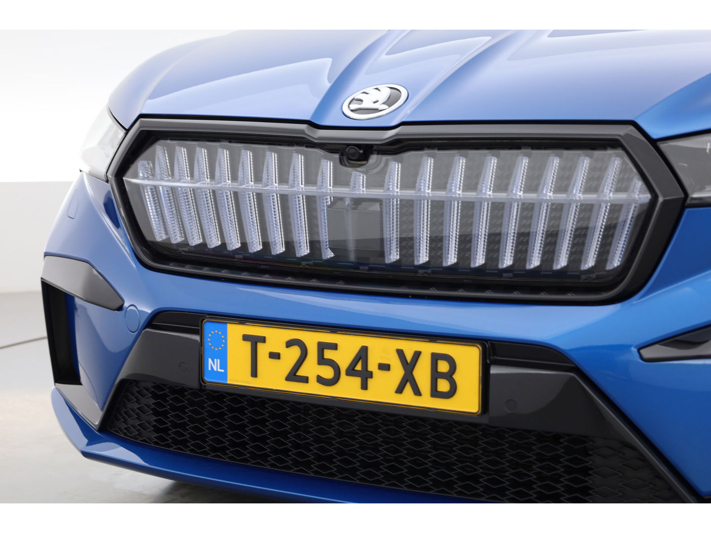 Škoda Enyaq iV 80 Sportline | Crystal Light | HUD | Travel Assist | Camera | Stoel- Stuurverw.