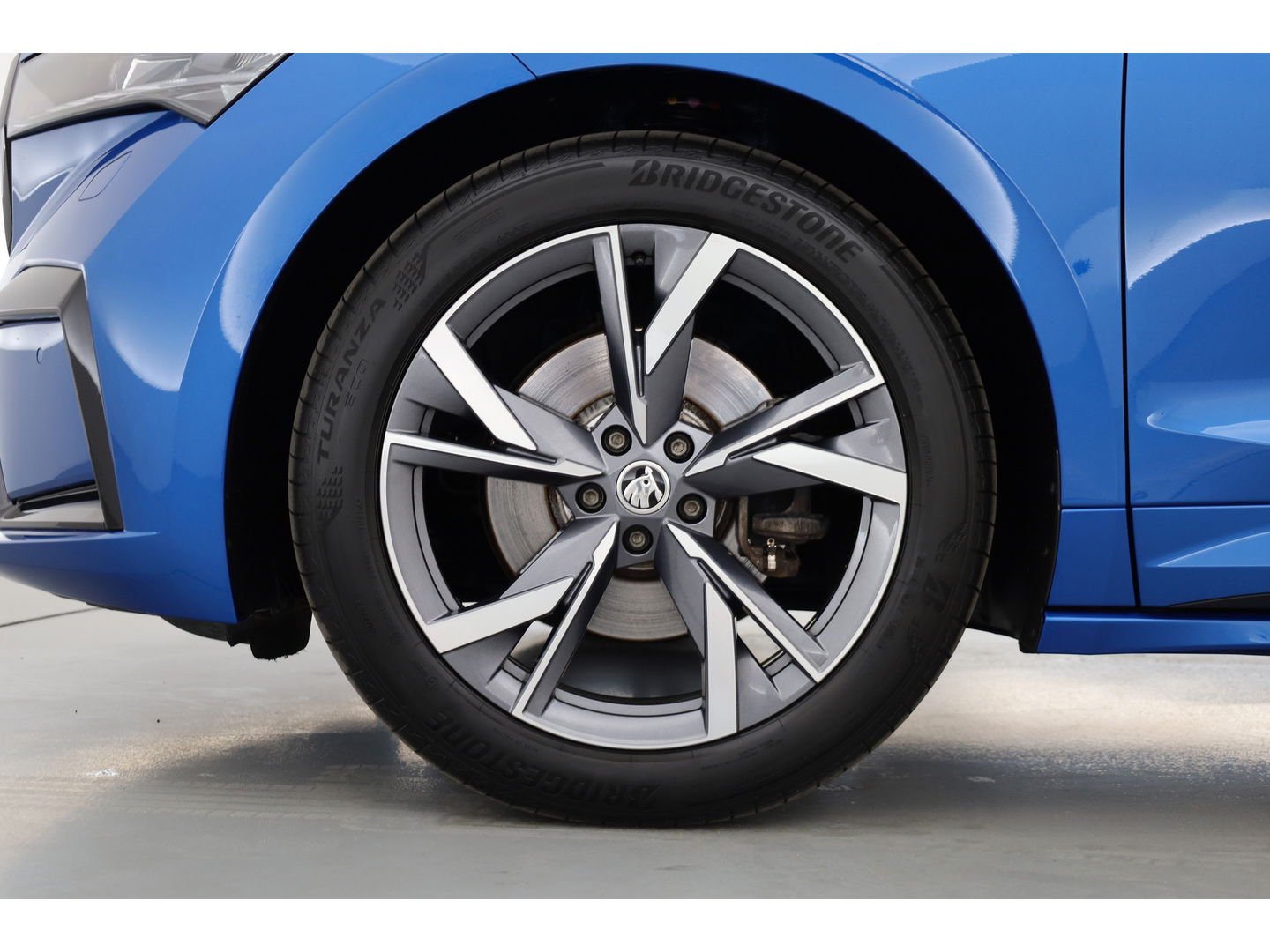 Škoda Enyaq iV 80 Sportline | Crystal Light | HUD | Travel Assist | Camera | Stoel- Stuurverw.