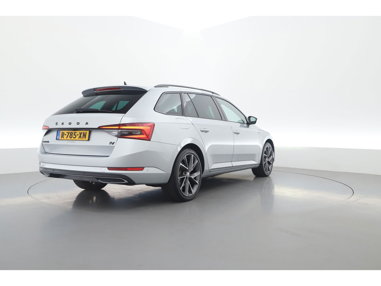 Škoda Superb Combi 1.4 TSI iV Sportline Business PHEV 218pk | Trekgewicht 1600 kg | Adapt. Cruise | Dodehoek det. | 19"