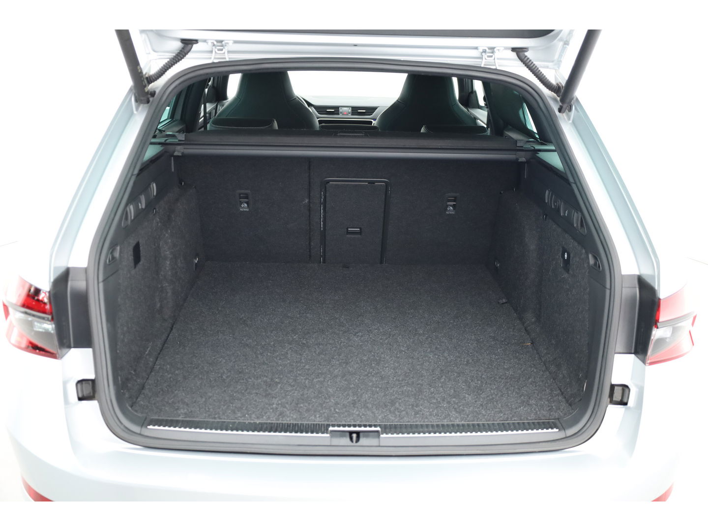 Škoda Superb Combi 1.4 TSI iV Sportline Business PHEV 218pk | Trekgewicht 1600 kg | Adapt. Cruise | Dodehoek det. | 19"