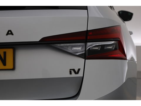 Škoda Superb Combi 1.4 TSI iV Sportline Business PHEV 218pk | Trekgewicht 1600 kg | Adapt. Cruise | Dodehoek det. | 19"