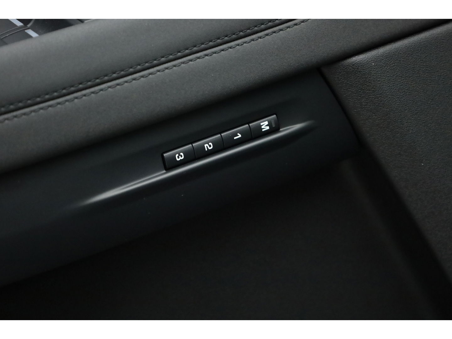 Land Rover Range Rover Evoque 1.5 P300e AWD SE | Navi | Camera | Afn. Trekhaak | Memory Seats | Stoel- Stuurverw.