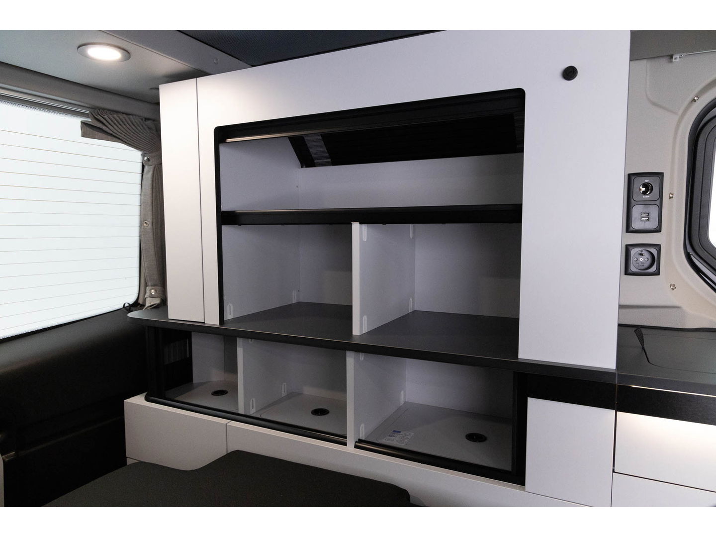 Renault Trafic AntilopeVan Flex5 2.0 Blue 150 EDC L1H1 | Hefdak | 5 zits | Luifel + tent | 2x 2 pers. bed | Fietsendrager