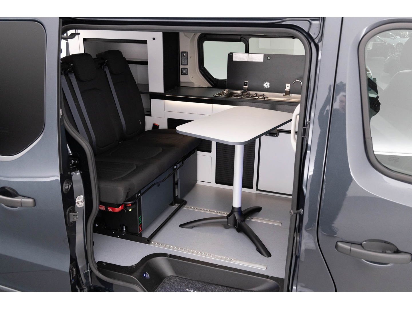 Renault Trafic AntilopeVan Flex5 2.0 Blue 150 EDC L1H1 | Hefdak | 5 zits | Luifel + tent | 2x 2 pers. bed | Fietsendrager