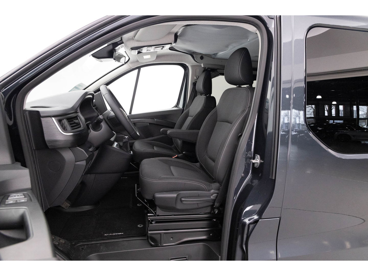 Renault Trafic AntilopeVan Flex5 2.0 Blue 150 EDC L1H1 | Hefdak | 5 zits | Luifel + tent | 2x 2 pers. bed | Fietsendrager