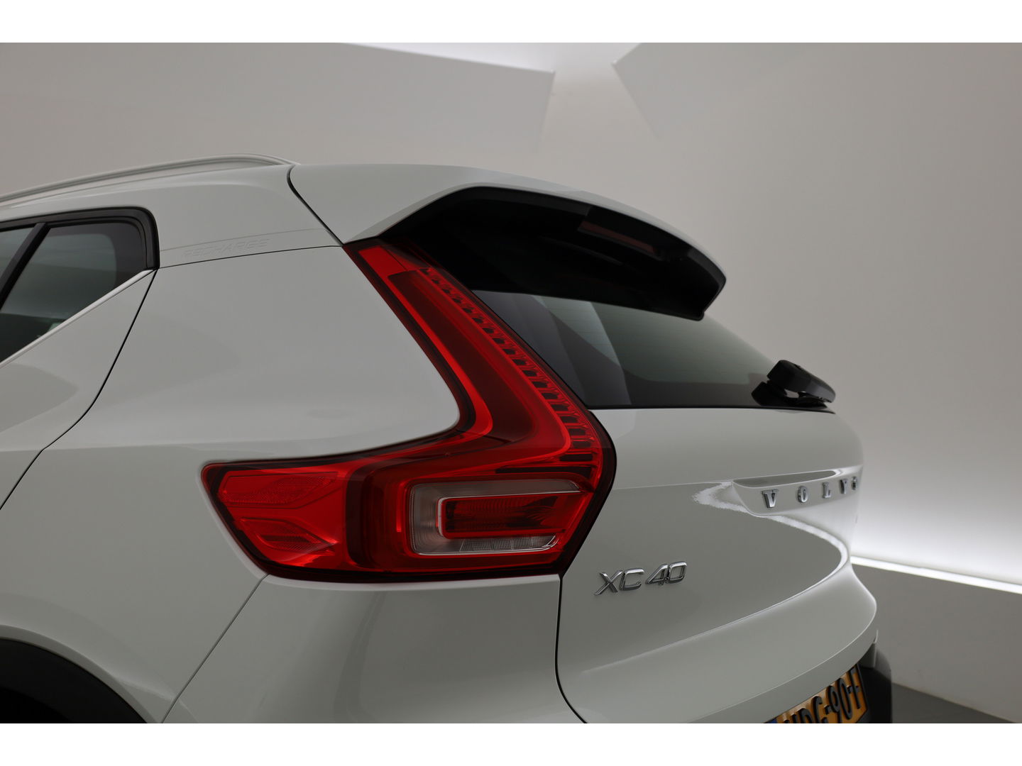 Volvo XC40 T4 Recharge Inscription Expression | Apple Carplay | Achterruitrijcamera | Stoel - stuurverwarm. | Elek. achterklep |