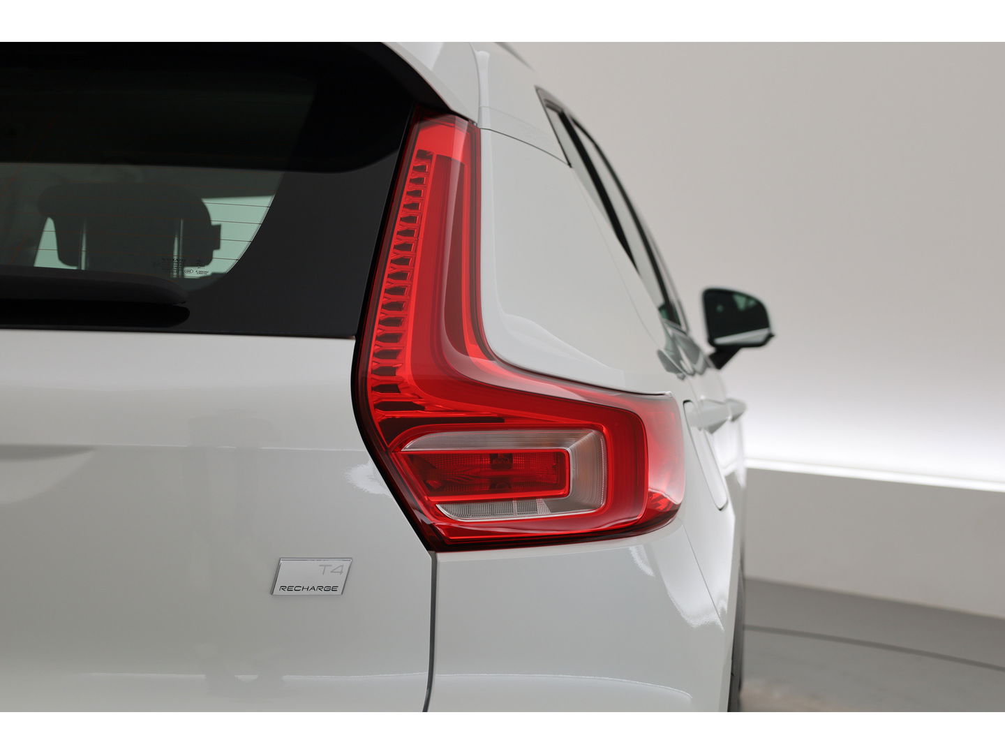 Volvo XC40 T4 Recharge Inscription Expression | Apple Carplay | Achterruitrijcamera | Stoel - stuurverwarm. | Elek. achterklep |