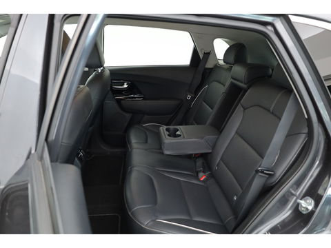 Kia e-Niro ExecutiveLine 64 kWh | CarPlay | JBL | Leder | Keyless | Camera | Stoelventilatie | Navi