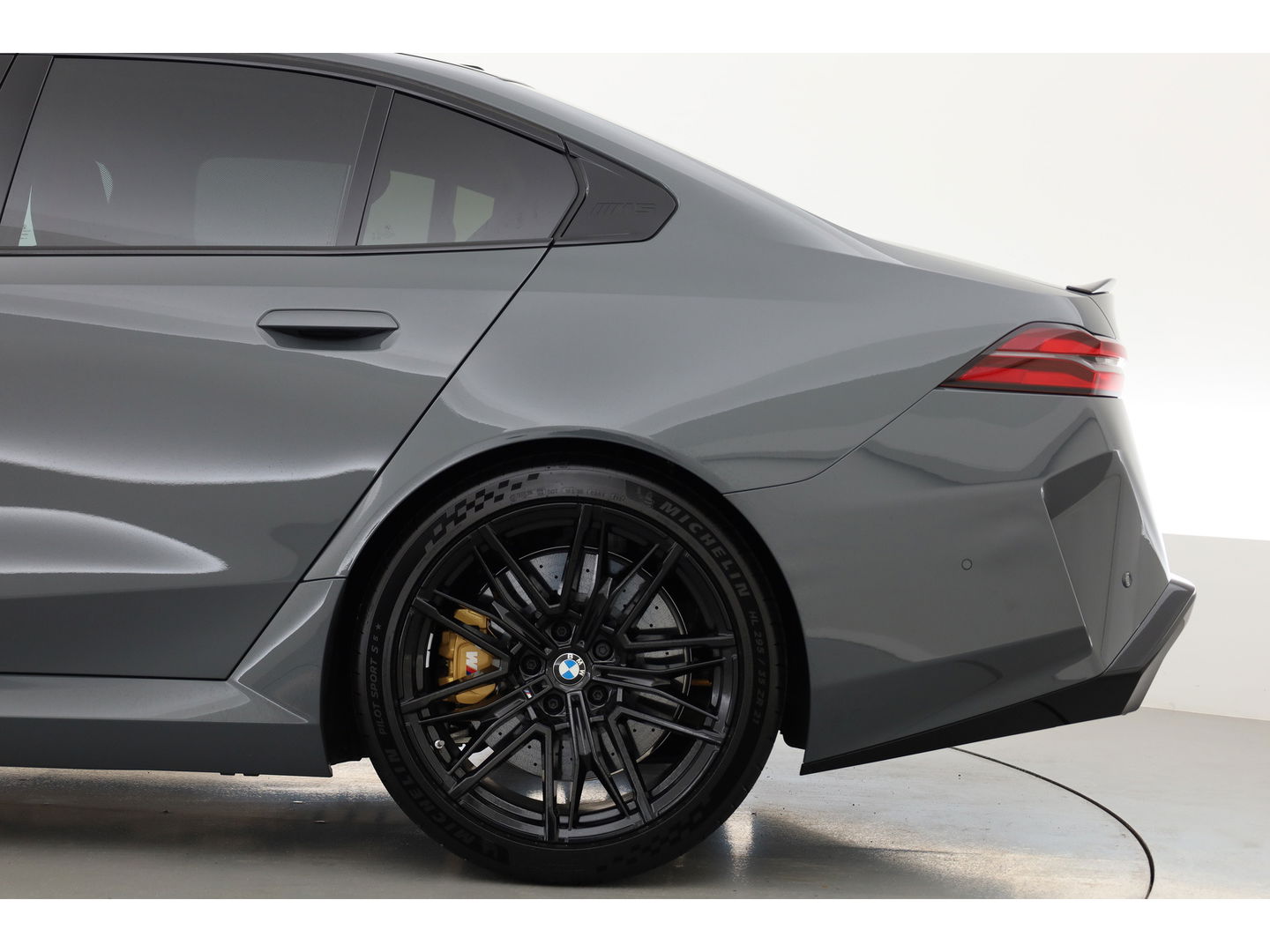 BMW 5 Serie M5 585pk | Keramisch | Driving Assistant pro. | Carbon | M Driver's pack | B&W