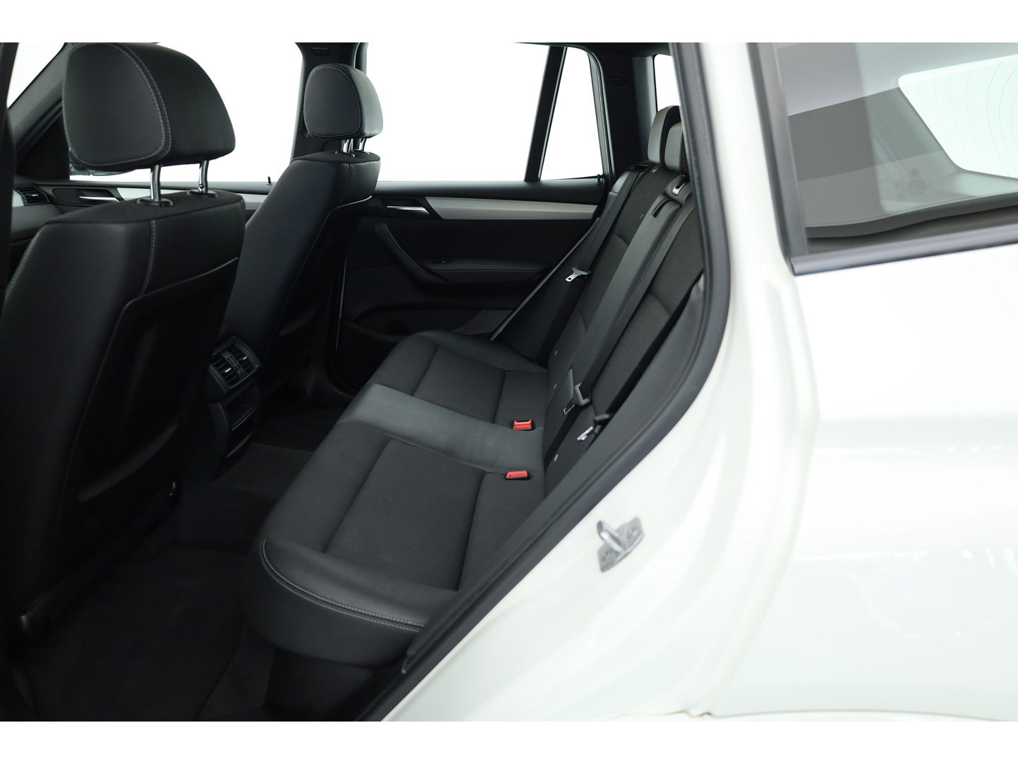 BMW X3 xDrive20d | HUD | Schuif-/kanteldak | Afn. Trekhaak | Camera | Navi | Stoelverw. | LED