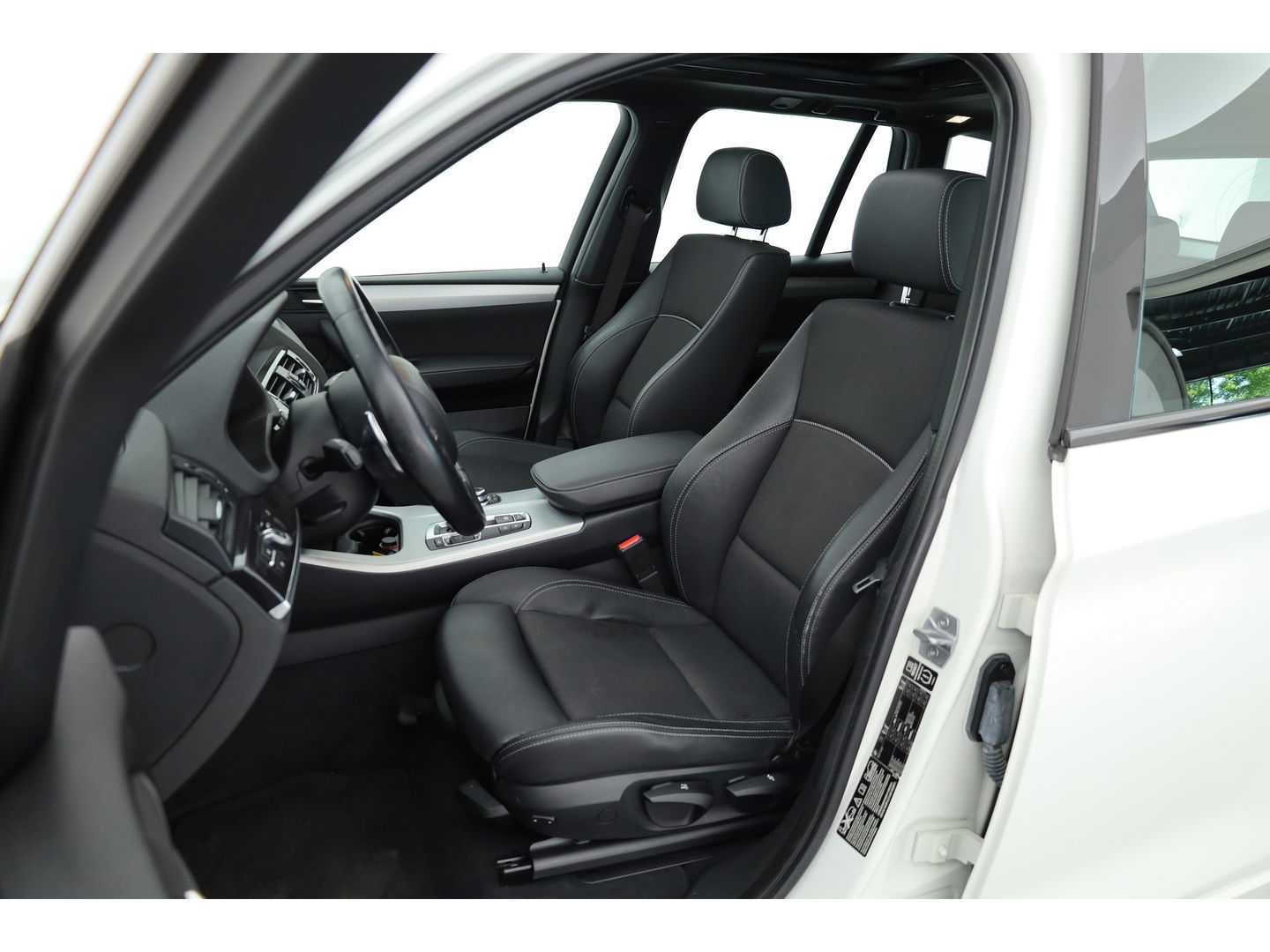 BMW X3 xDrive20d | HUD | Schuif-/kanteldak | Afn. Trekhaak | Camera | Navi | Stoelverw. | LED