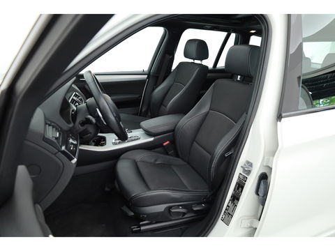 BMW X3 xDrive20d | HUD | Schuif-/kanteldak | Afn. Trekhaak | Camera | Navi | Stoelverw. | LED