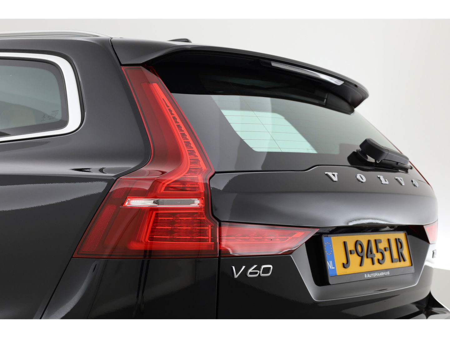 Volvo V60 2.0 T4 Inscription | Navi | Pilot Assist | Bliss |  Stoelverw. | Leder | 19''