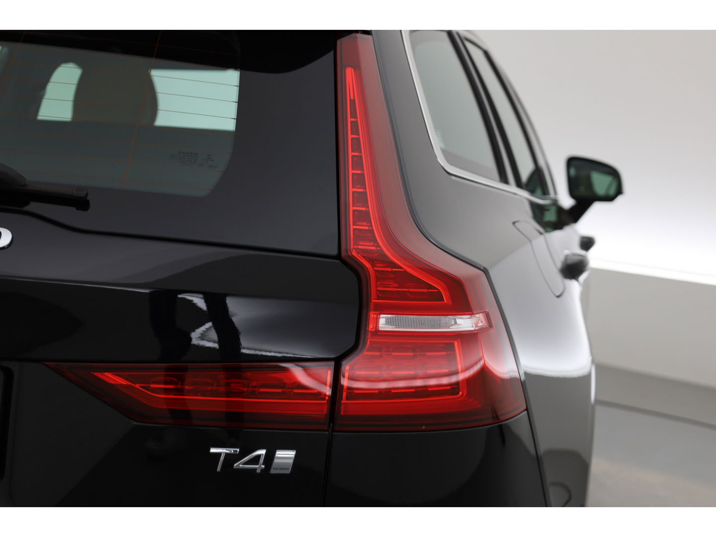 Volvo V60 2.0 T4 Inscription | Navi | Pilot Assist | Bliss |  Stoelverw. | Leder | 19''