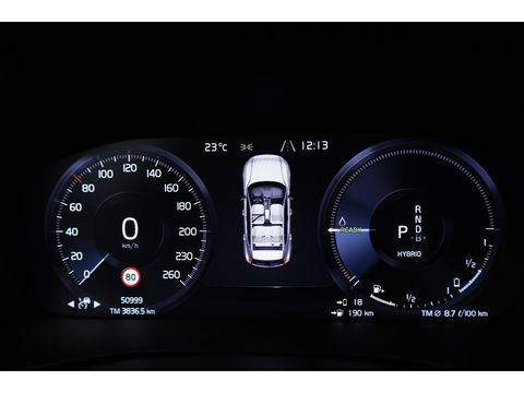 Volvo XC40 T4 Recharge Core | Pilot Assist | Elek. Trekhaak | Camera | Navi | Stoel- Stuurverw.