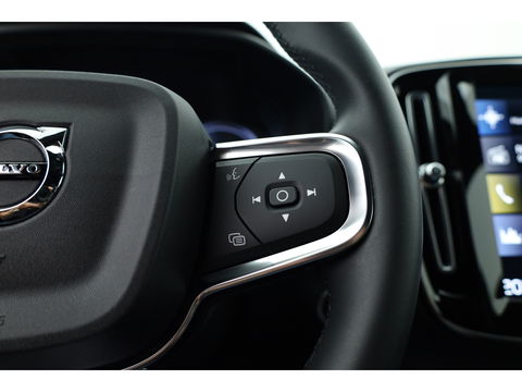 Volvo XC40 T4 Recharge Core | Pilot Assist | Elek. Trekhaak | Camera | Navi | Stoel- Stuurverw.