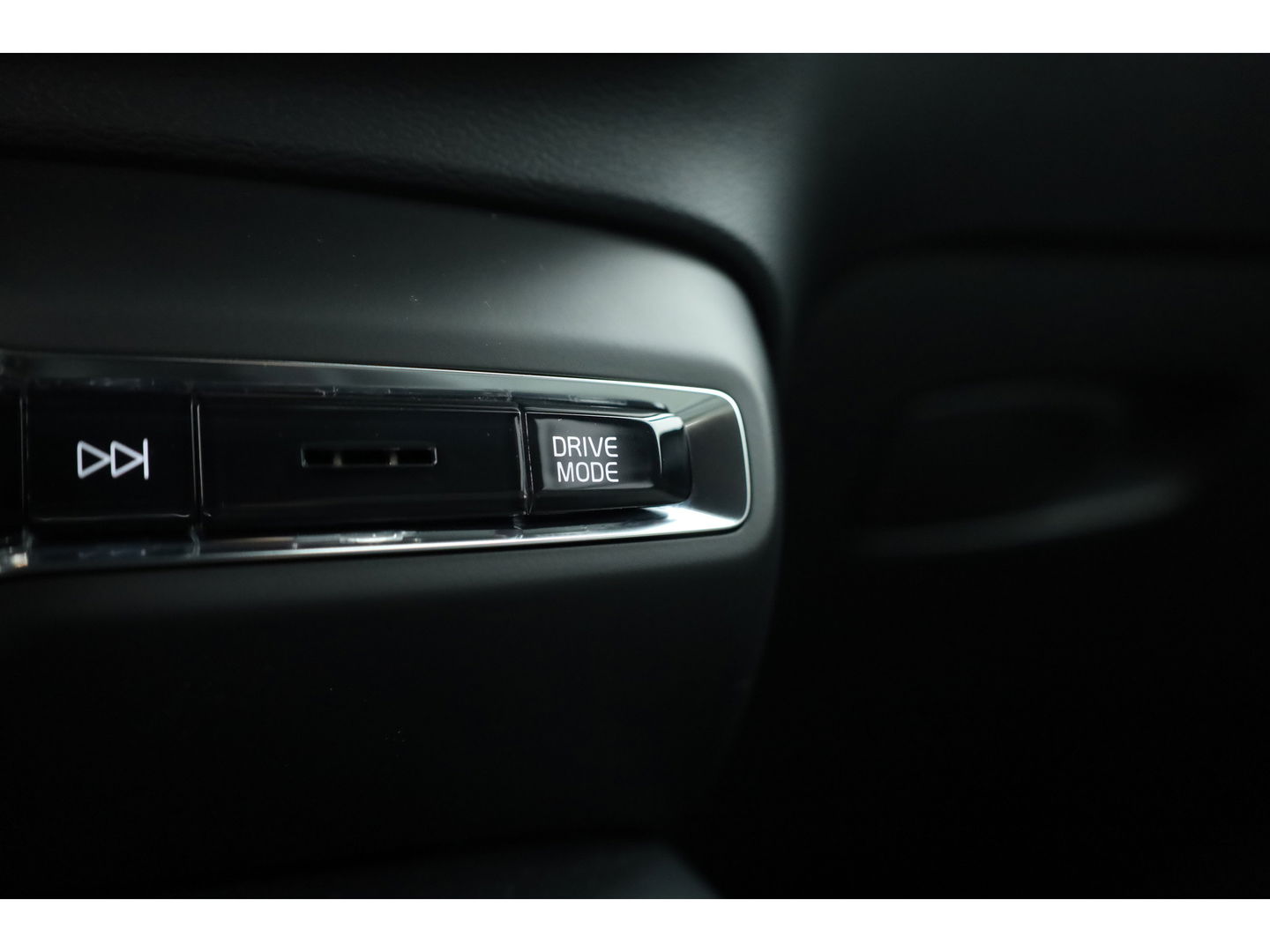 Volvo XC40 T4 Recharge Core | Pilot Assist | Elek. Trekhaak | Camera | Navi | Stoel- Stuurverw.