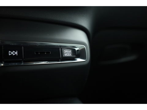 Volvo XC40 T4 Recharge Core | Pilot Assist | Elek. Trekhaak | Camera | Navi | Stoel- Stuurverw.