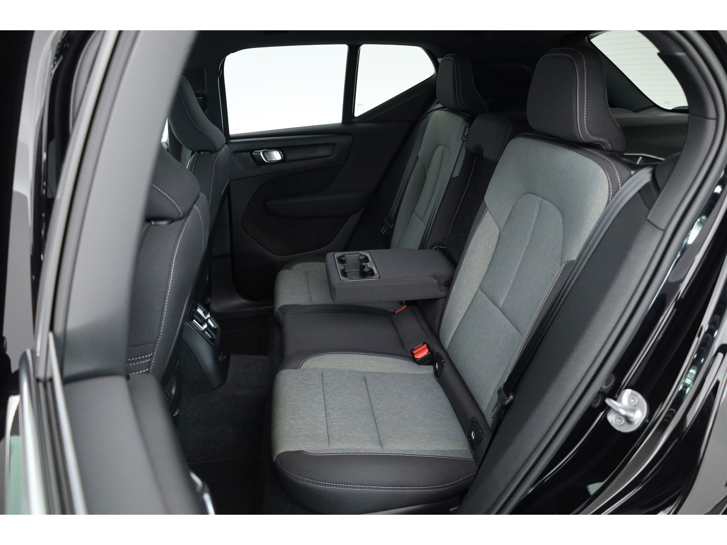 Volvo XC40 T4 Recharge Core | Pilot Assist | Elek. Trekhaak | Camera | Navi | Stoel- Stuurverw.