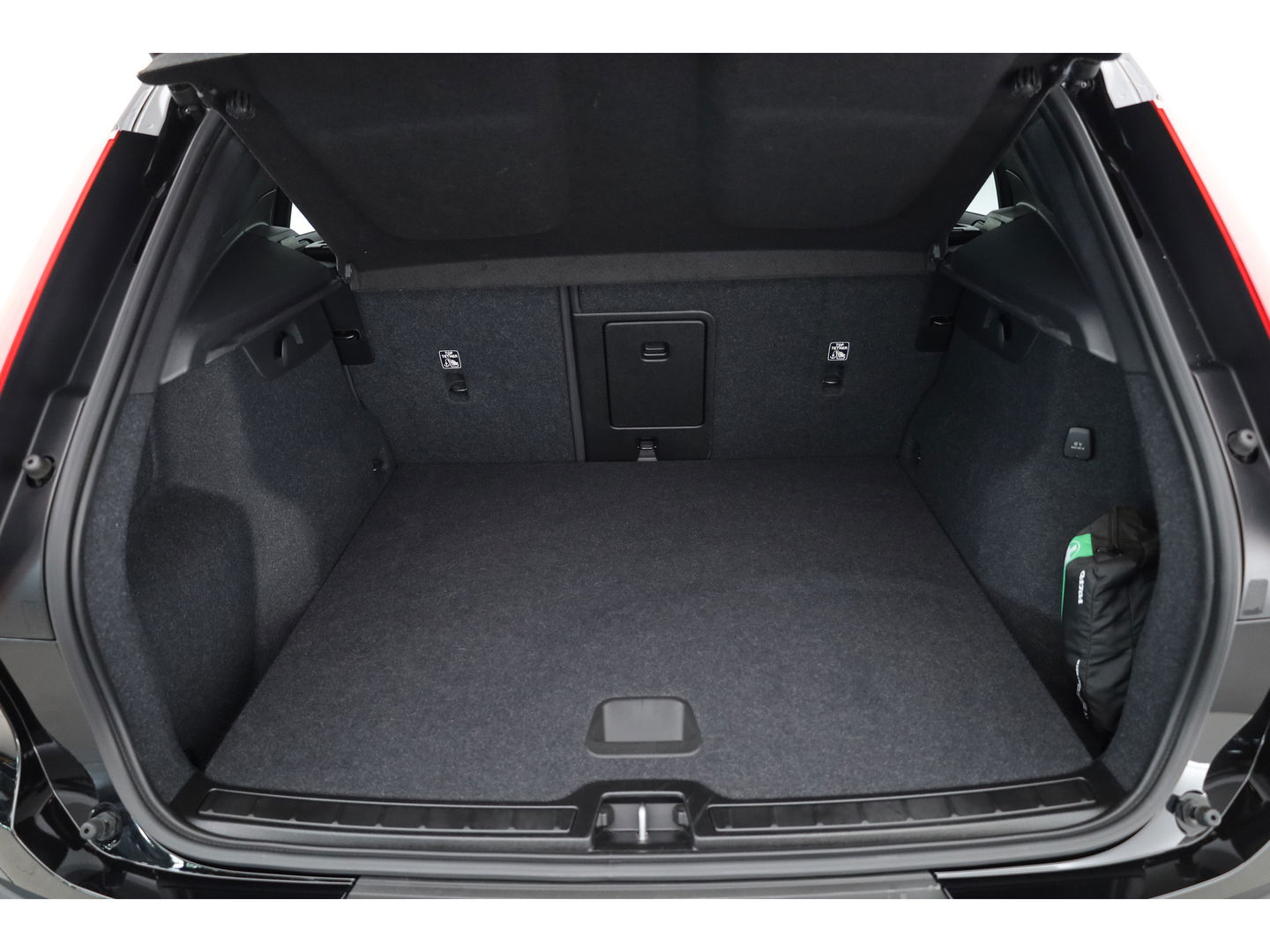Volvo XC40 T4 Recharge Core | Pilot Assist | Elek. Trekhaak | Camera | Navi | Stoel- Stuurverw.