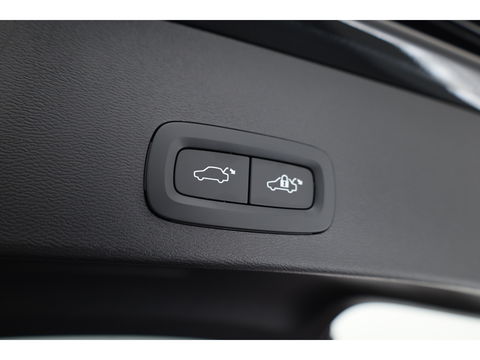 Volvo XC40 T4 Recharge Core | Pilot Assist | Elek. Trekhaak | Camera | Navi | Stoel- Stuurverw.