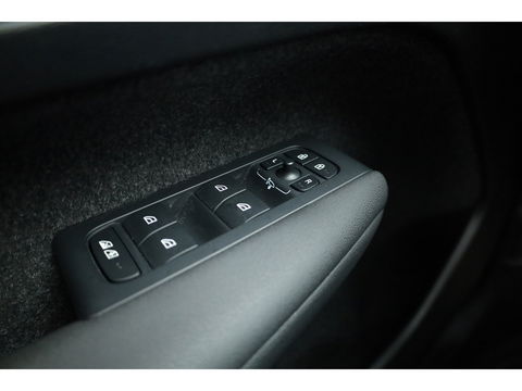 Volvo XC40 T4 Recharge Core | Pilot Assist | Elek. Trekhaak | Camera | Navi | Stoel- Stuurverw.