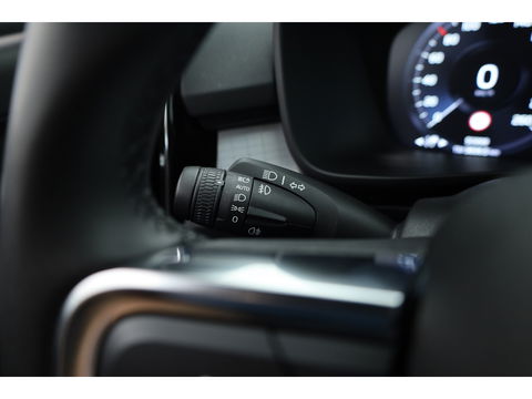 Volvo XC40 T4 Recharge Core | Pilot Assist | Elek. Trekhaak | Camera | Navi | Stoel- Stuurverw.