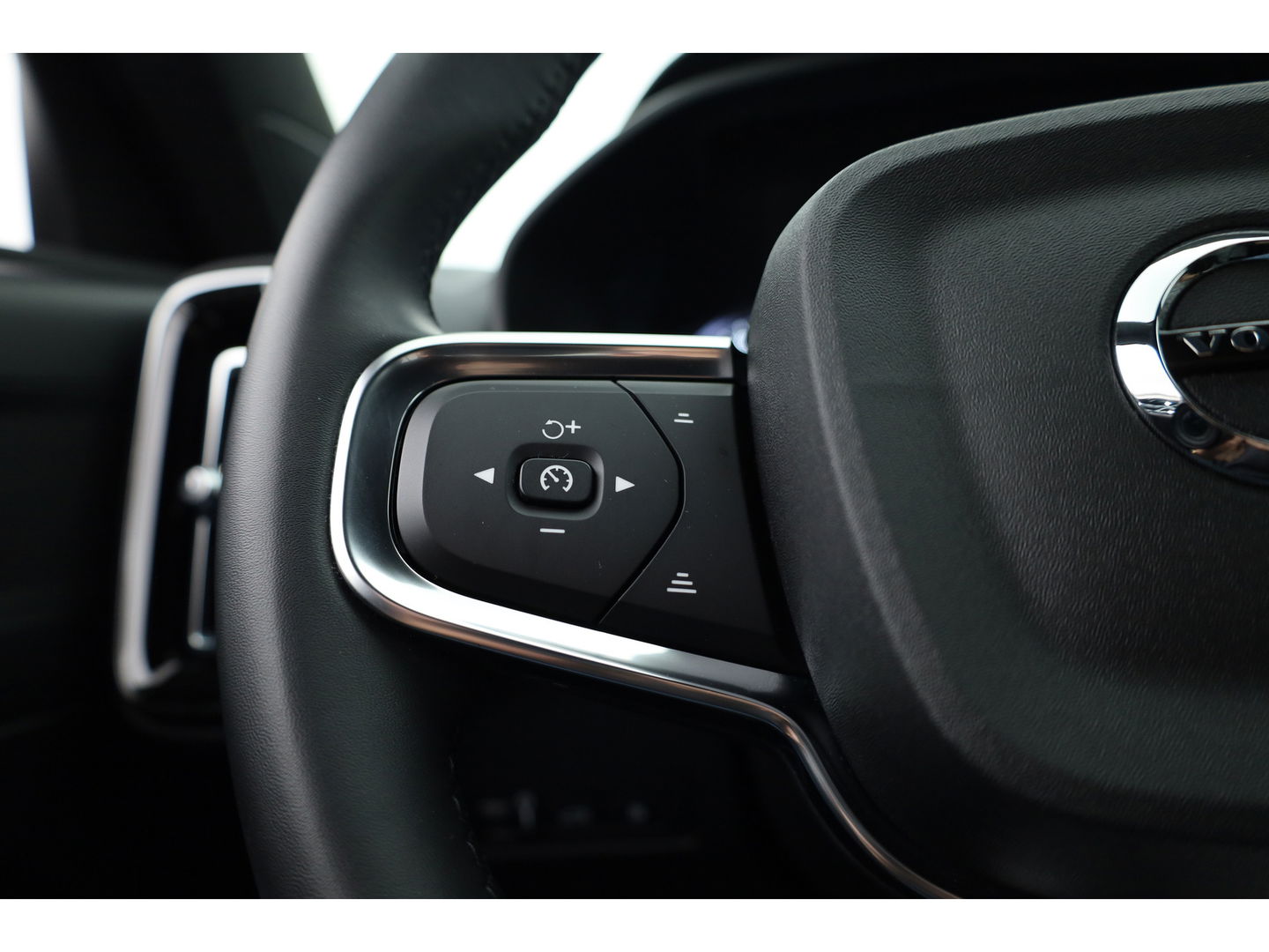 Volvo XC40 T4 Recharge Core | Pilot Assist | Elek. Trekhaak | Camera | Navi | Stoel- Stuurverw.
