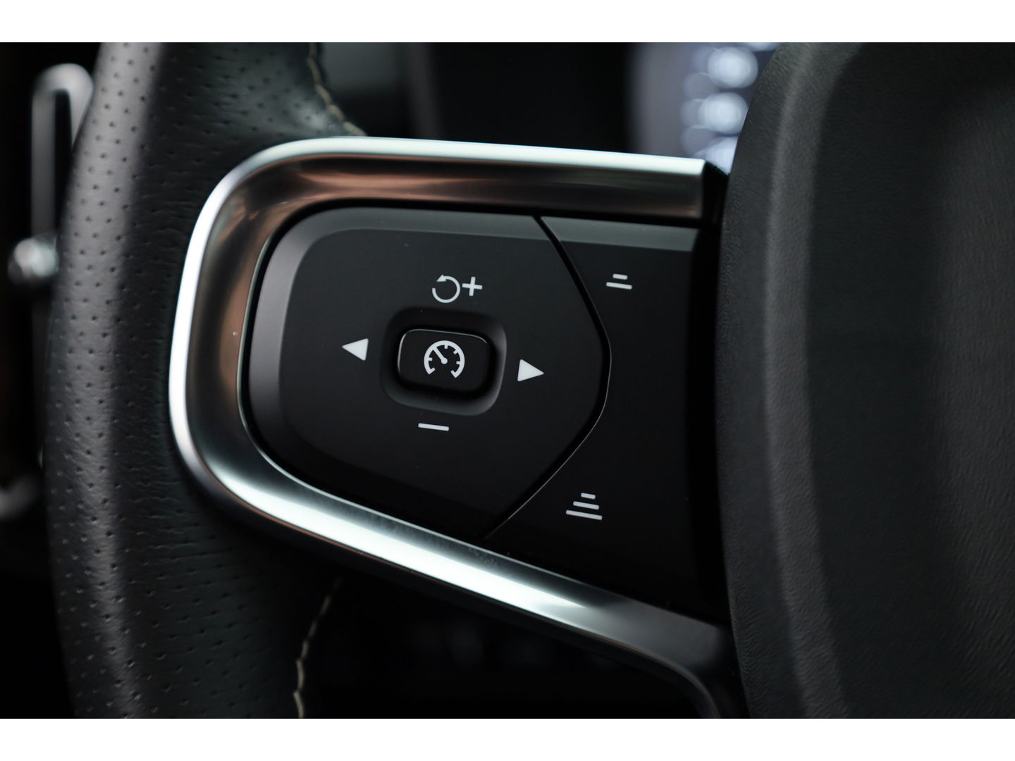 Volvo XC40 1.5 T5 Recharge R-Design | Pilot Assist | Elek. Trekhaak | Elek. Stoelen | Stoel- Stuurverw. | H&K