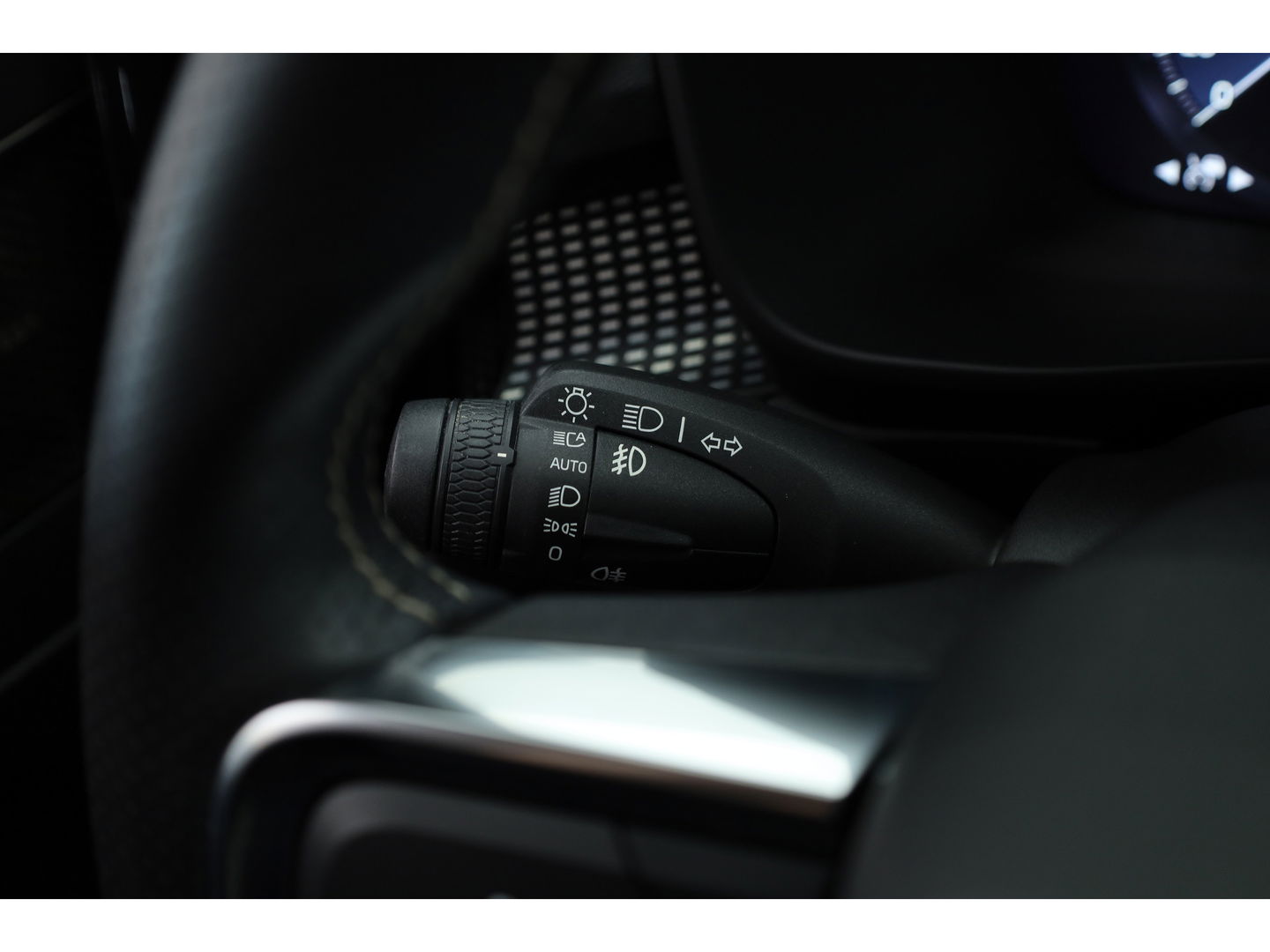Volvo XC40 1.5 T5 Recharge R-Design | Pilot Assist | Elek. Trekhaak | Elek. Stoelen | Stoel- Stuurverw. | H&K