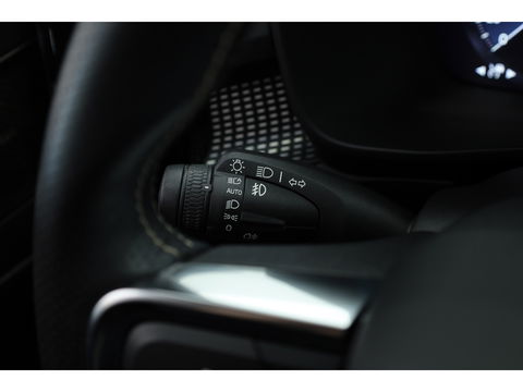 Volvo XC40 1.5 T5 Recharge R-Design | Pilot Assist | Elek. Trekhaak | Elek. Stoelen | Stoel- Stuurverw. | H&K