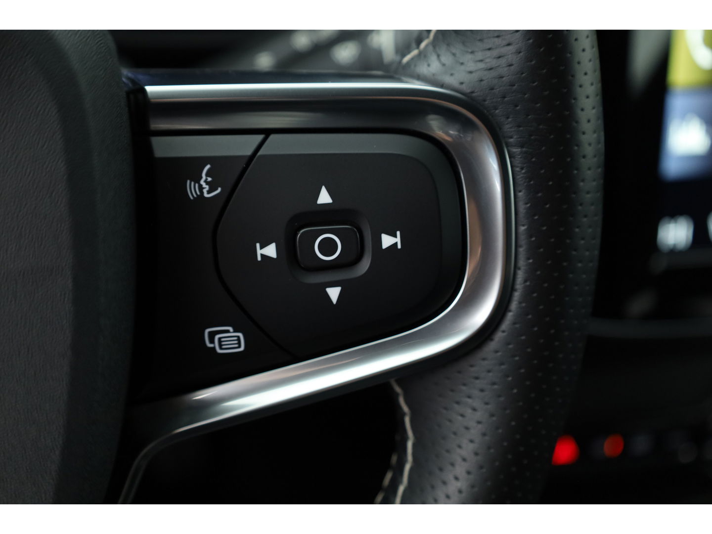 Volvo XC40 1.5 T5 Recharge R-Design | Pilot Assist | Elek. Trekhaak | Elek. Stoelen | Stoel- Stuurverw. | H&K