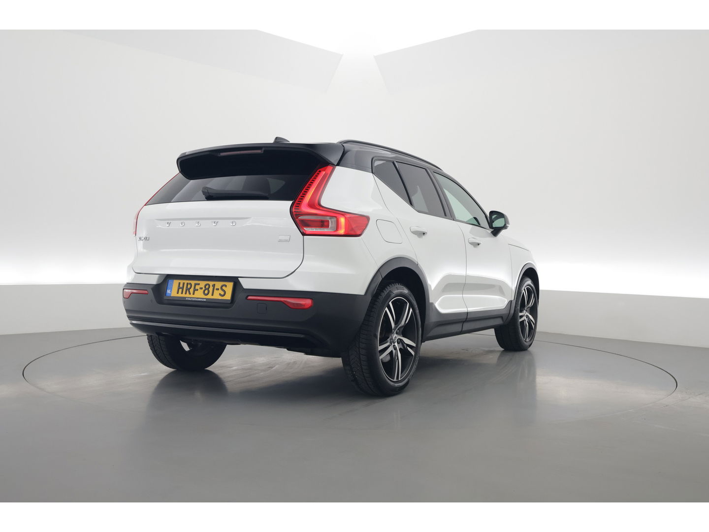 Volvo XC40 1.5 T5 Recharge R-Design | Pilot Assist | Elek. Trekhaak | Elek. Stoelen | Stoel- Stuurverw. | H&K