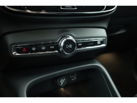 Volvo XC40 1.5 T5 Recharge R-Design | Pilot Assist | Elek. Trekhaak | Elek. Stoelen | Stoel- Stuurverw. | H&K