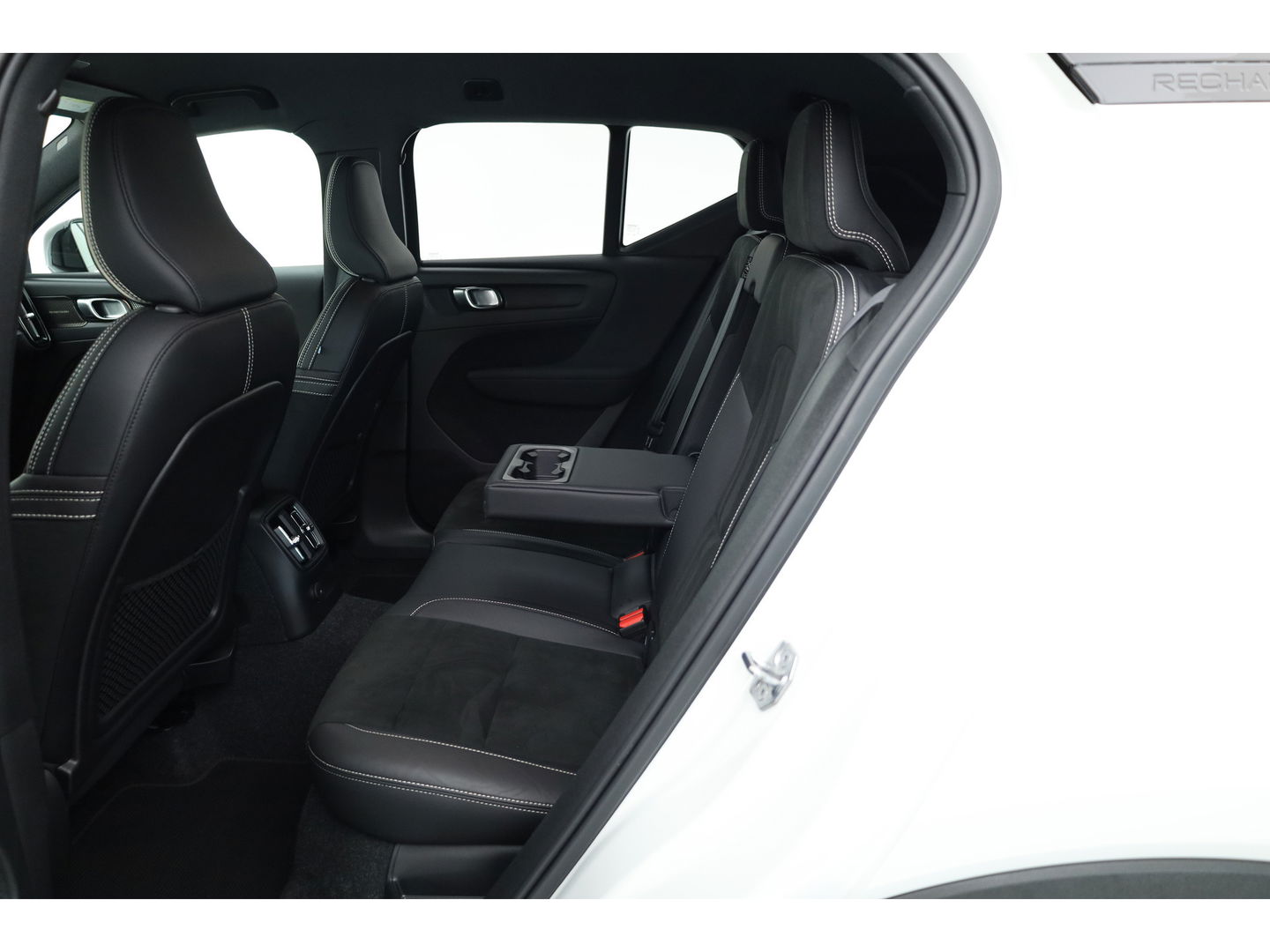 Volvo XC40 1.5 T5 Recharge R-Design | Pilot Assist | Elek. Trekhaak | Elek. Stoelen | Stoel- Stuurverw. | H&K