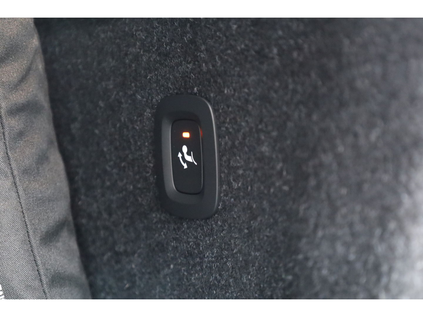 Volvo XC40 1.5 T5 Recharge R-Design | Pilot Assist | Elek. Trekhaak | Elek. Stoelen | Stoel- Stuurverw. | H&K