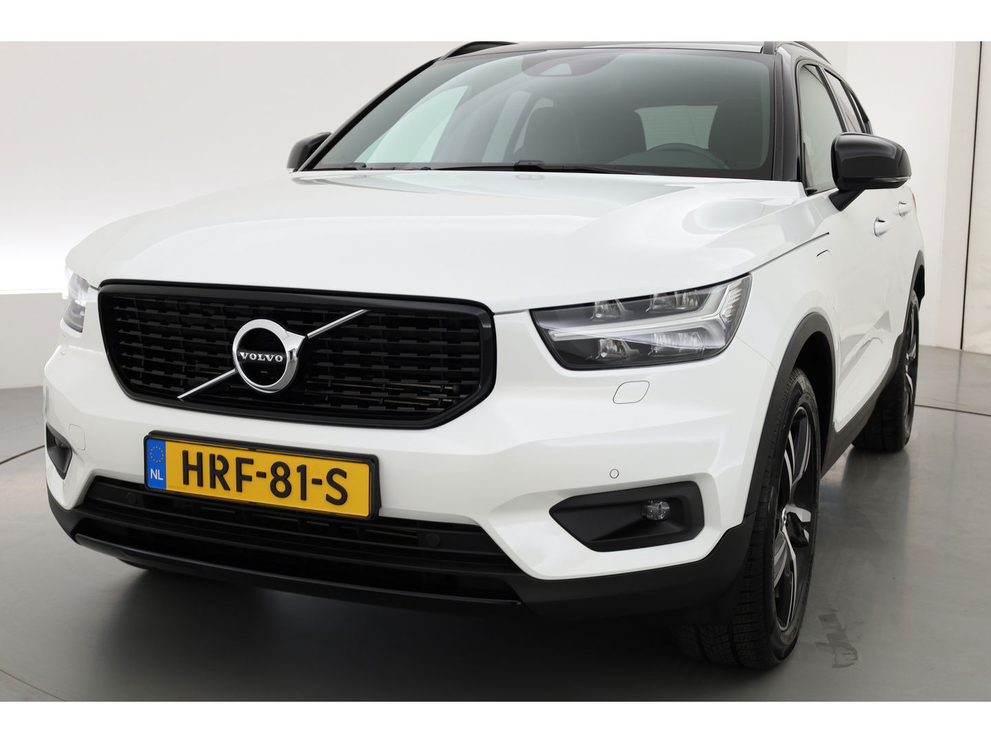 Volvo XC40 1.5 T5 Recharge R-Design | Pilot Assist | Elek. Trekhaak | Elek. Stoelen | Stoel- Stuurverw. | H&K