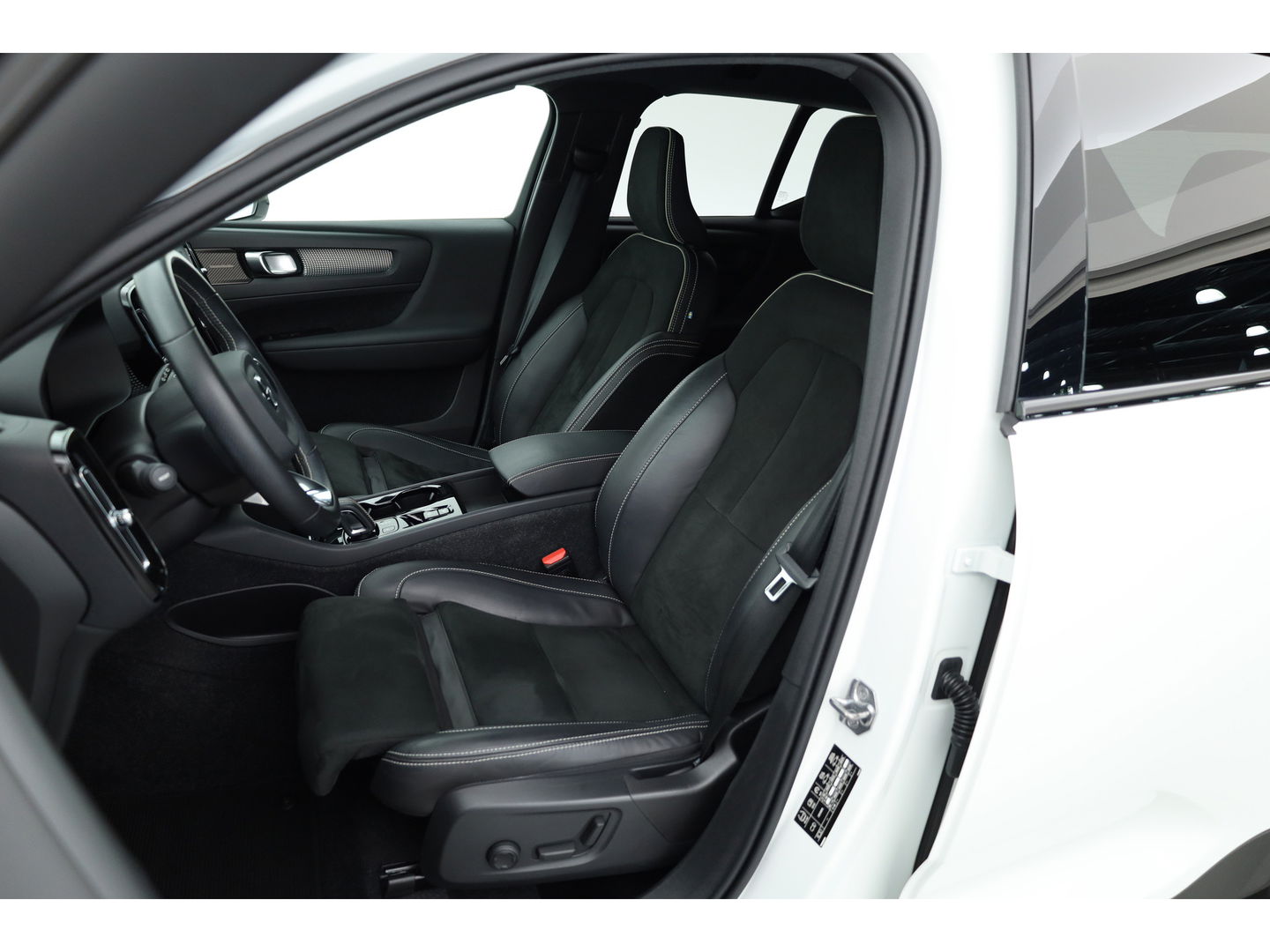 Volvo XC40 1.5 T5 Recharge R-Design | Pilot Assist | Elek. Trekhaak | Elek. Stoelen | Stoel- Stuurverw. | H&K