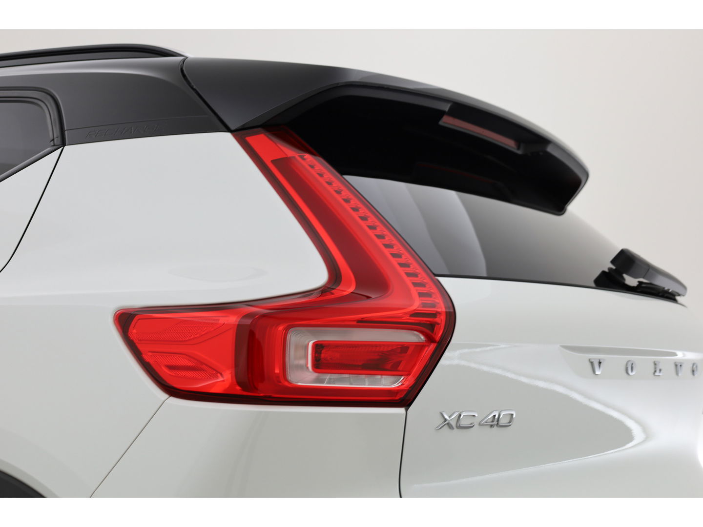 Volvo XC40 1.5 T5 Recharge R-Design | Pilot Assist | Elek. Trekhaak | Elek. Stoelen | Stoel- Stuurverw. | H&K