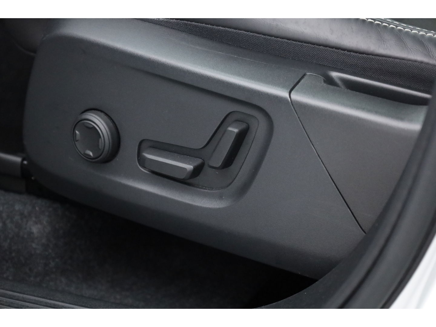 Volvo XC40 1.5 T5 Recharge R-Design | Pilot Assist | Elek. Trekhaak | Elek. Stoelen | Stoel- Stuurverw. | H&K