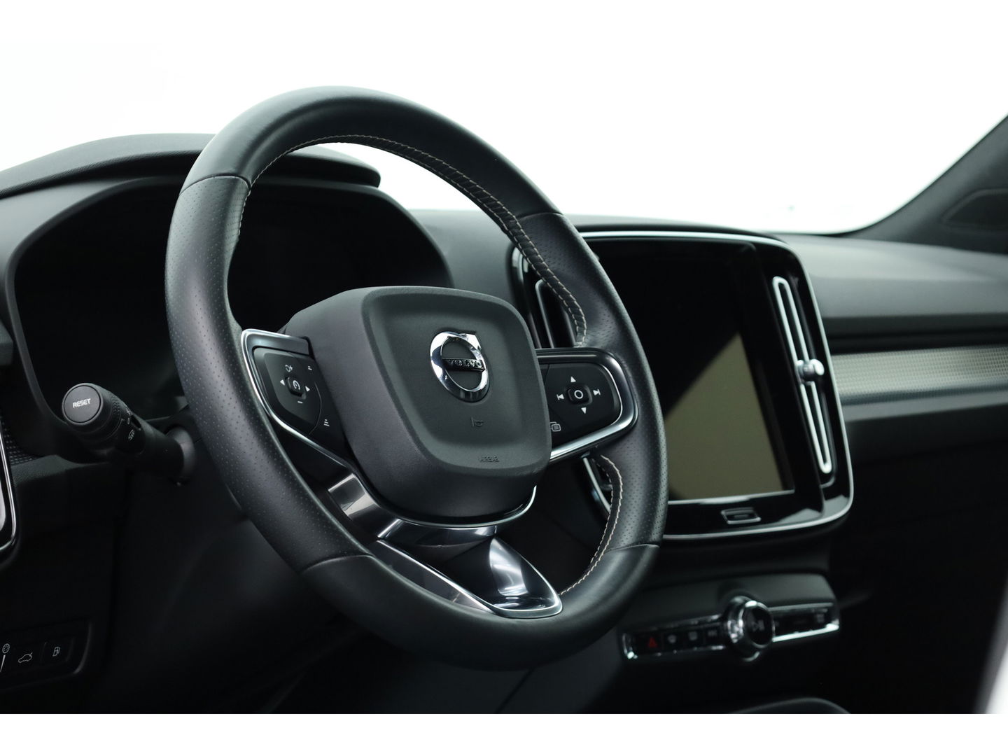Volvo XC40 1.5 T5 Recharge R-Design | Pilot Assist | Elek. Trekhaak | Elek. Stoelen | Stoel- Stuurverw. | H&K