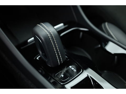 Volvo XC40 1.5 T5 Recharge R-Design | Pilot Assist | Elek. Trekhaak | Elek. Stoelen | Stoel- Stuurverw. | H&K