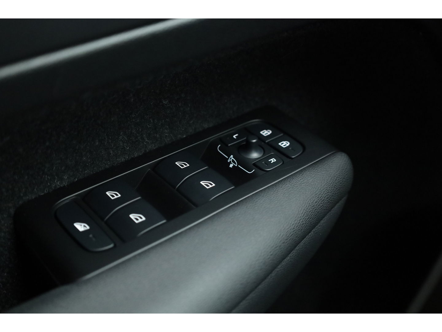 Volvo XC40 1.5 T5 Recharge R-Design | Pilot Assist | Elek. Trekhaak | Elek. Stoelen | Stoel- Stuurverw. | H&K