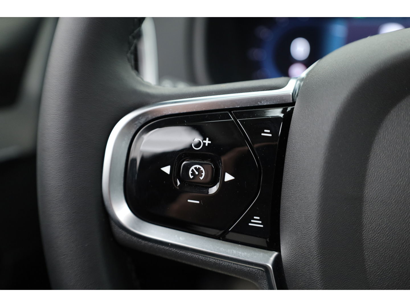 Volvo XC90 2.0 T8 Recharge AWD Plus Dark | Trekhaak | Pano | 360 Camera | 4x stoel + stuurverwar. |