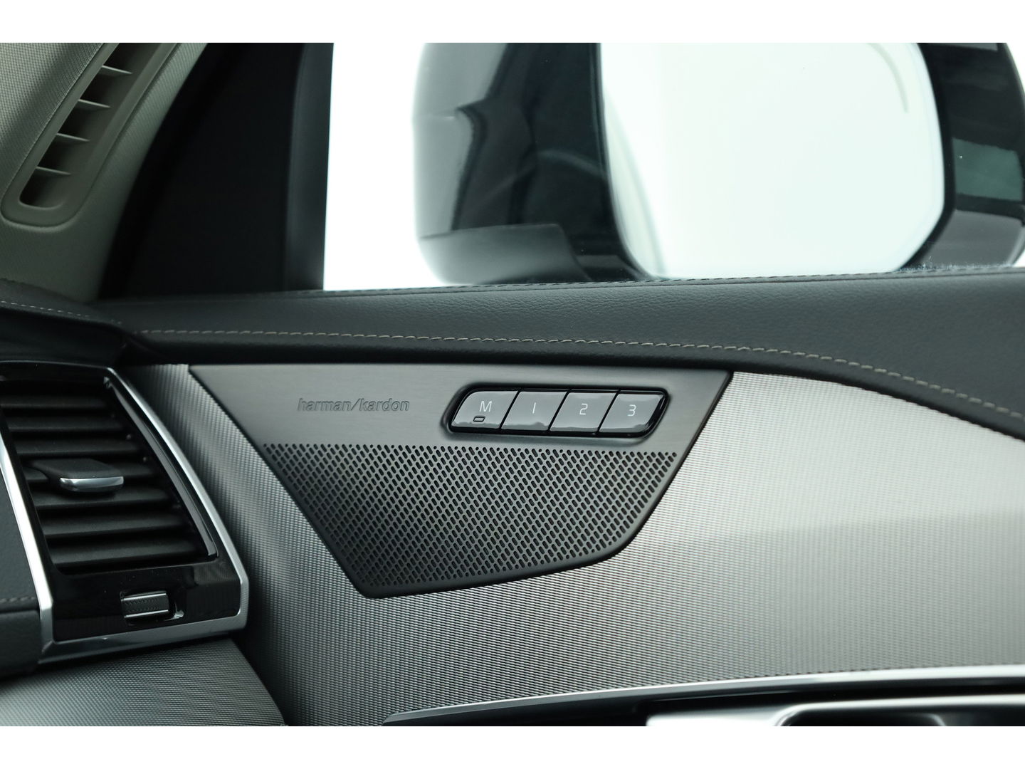 Volvo XC90 2.0 T8 Recharge AWD Plus Dark | Trekhaak | Pano | 360 Camera | 4x stoel + stuurverwar. |